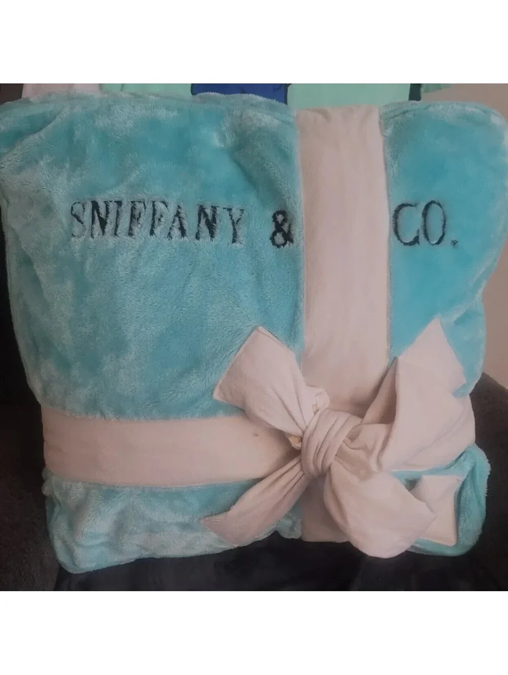 DOG DIGGIN DESIGNS SNIFFANY & CO. BLUE GIFT BOX BIG BOW DOG BED
